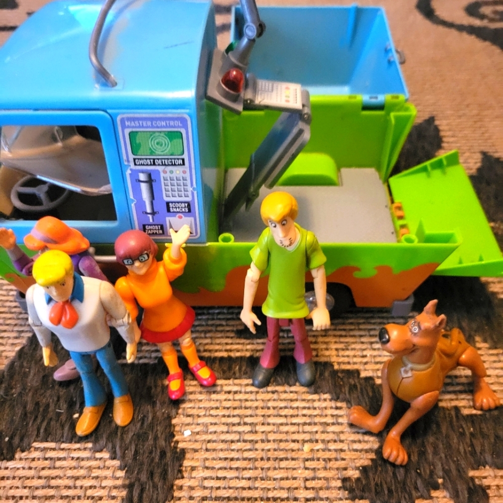 Scooby van and 4 characters and dog